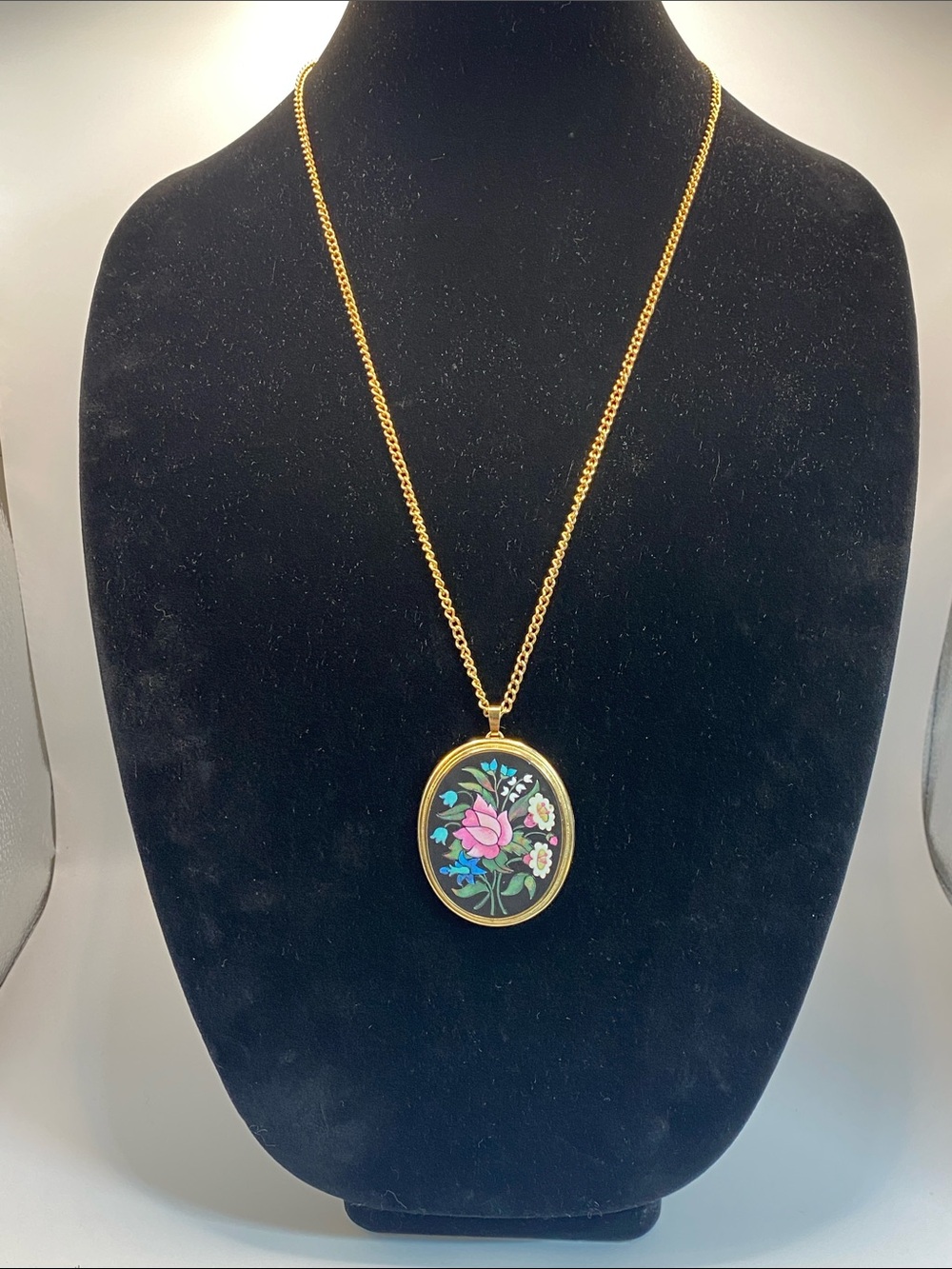 Vintage Avon Oval Pendant Gold Tone Necklace - Pink Flower Design